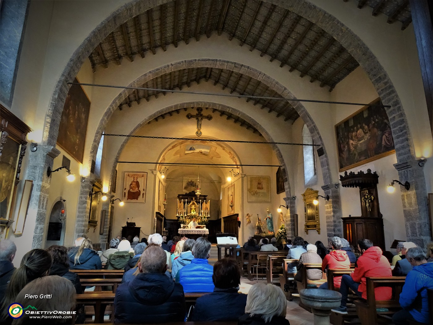 59 Celebrazione S. Messa nella chiesa maggiore al Santuario del Perello.JPG